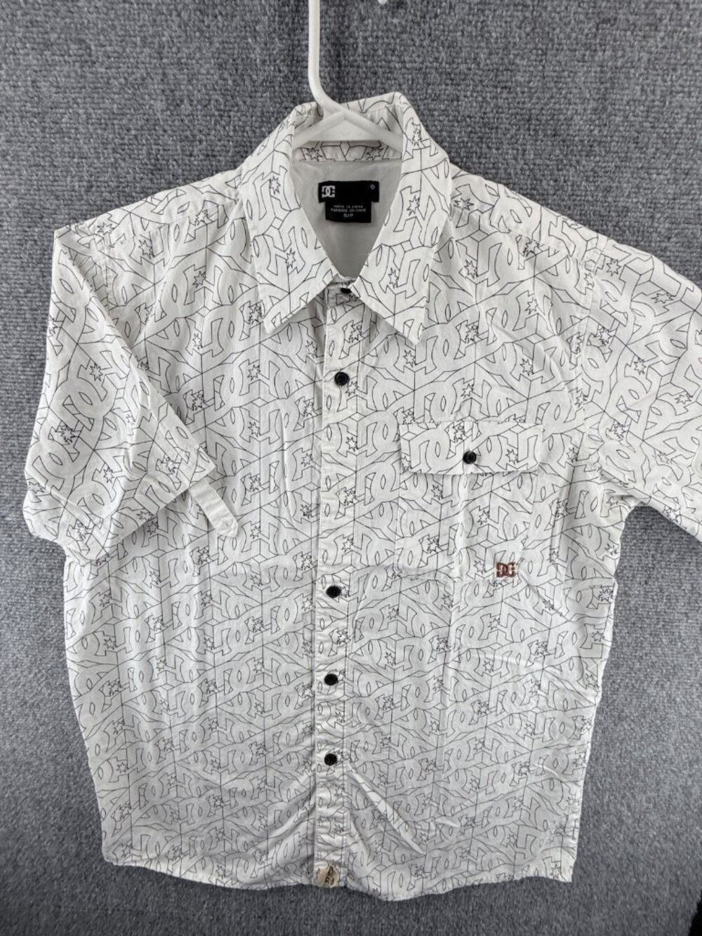 DC All Over Print White Black Button Up Shirt Men Short Sleeve Small All Cotton